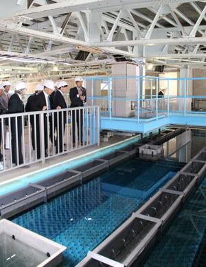 城山浄水場の竣工式後、施設を見学する関係者＝上越市灰塚