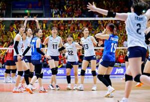 韓国に勝利し、喜ぶ日本の選手たち=千葉ポートアリーナ