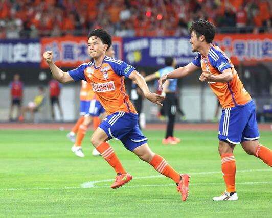 新潟-川崎 後半、DF藤原奏哉がシュートを決め1-1。喜ぶ藤原(左)=ビッグスワン