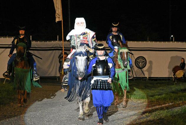 謙信公祭の「川中島合戦の再現」で、馬に乗って入場する上杉謙信役の越乃リュウさん＝２４日、上越市大豆の春日山城史跡広場