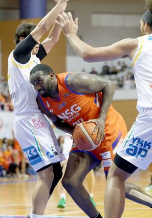 Ｂ３　新潟－香川　第３クオーター　ゴール下に突進するイバン・ラベネル＝１０月２６日、新潟市東総合スポーツセンター