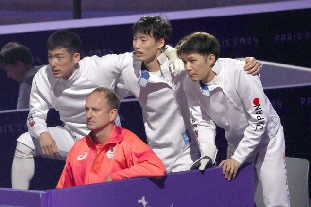 フェンシング男子エペ団体決勝　日本－ハンガリー　延長戦に入り、肩を組んで戦況を見守る古俣聖（中央）ら＝８月２日、パリ（新潟日報社写真映像部・新井田悠）