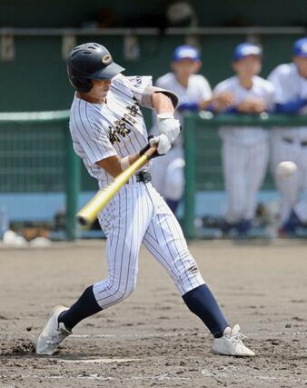 新発田中央－佐渡総合　３回２死二塁、新発田中央の上村侑太郎が左越え適時二塁打を放ち、３－０＝新発田市五十公野公園野球場