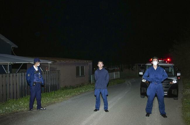 身元不明の遺体が見つかったとみられる京都府南丹市の現場付近を警戒する捜査員ら＝１３日午後８時１１分