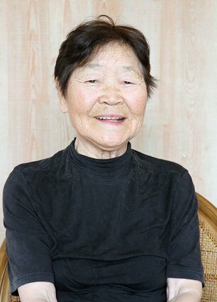 「教科書は近所の子のお下がりでした」と振り返る山﨑静さん＝南魚沼市