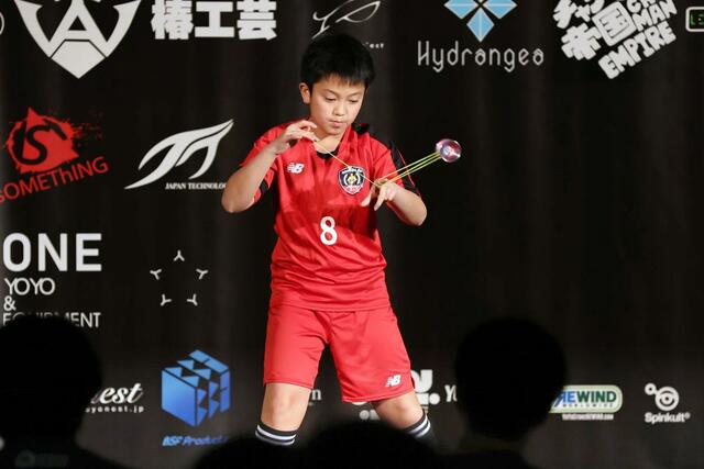 ヨーヨーコンテストで技を披露する出場者＝２０日、長岡市大手通１