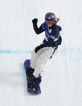 女子スロープスタイル決勝　ジャンプの着地を決めた村瀬心椛＝リビーニョ（共同）
