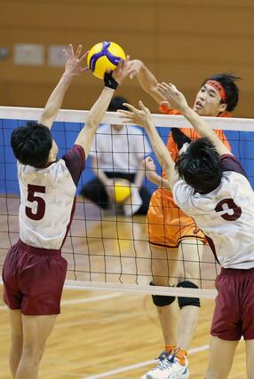男子決勝 東京学館-関根学園 スパイクを打つ東京学館の坪谷陽向