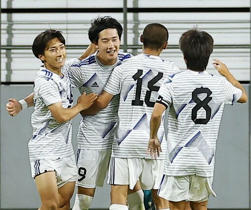 名古屋-JAPANサッカーカレッジ 後半、先制ゴールを決めるJAPANサッカーカレッジ・上元(中央)=豊田