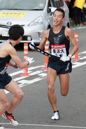 ７区トップで中継する東洋大１年の服部弾馬（十日町市出身）。区間賞を獲得した＝２０１４年１月３日、平塚市