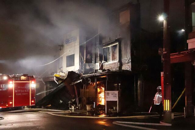 割烹（かっぽう）から出火し周辺の建物も焼いた火災＝３１日午前４時半前、見附市新町１