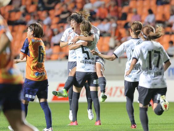 長野ー新潟Ｌ　後半１８分、園田瑞貴がシュートを決め２－０＝長野市