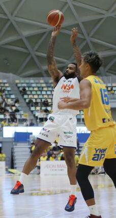 香川－新潟　第１節第３日、第１クオーター、シュートするフェルプス＝高松市