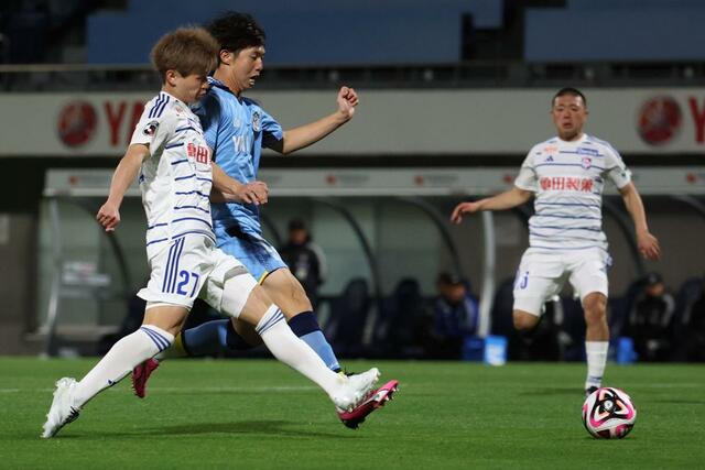 磐田-新潟 後半、ゴールを狙うFW長倉幹樹(27)=ヤマハ(写真映像部・永井隆司)