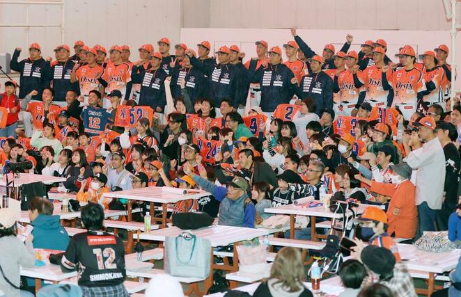 集合写真を撮る、オイシックス新潟アルビレックスＢＣの選手たちとファン＝１１月４日、阿賀野市のサントピアワールド