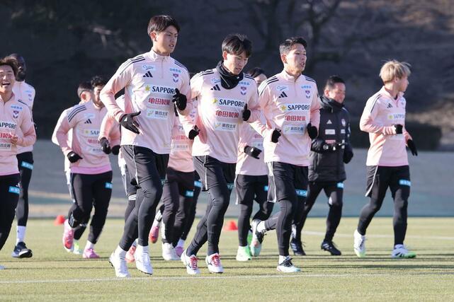 
ＭＦ新井泰貴（手前左から２人目）ら＝１月１４日　宮崎県都城市の高城運動公園
