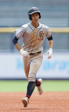 長野商業－関根学園　本塁打を放った関根学園の相馬隼人＝エコスタ