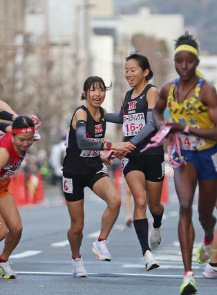 新潟明訓の2区石川桃子から3区福田せりえにたすきをわたす