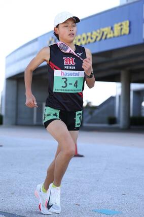 新潟明訓の４区日下結唯がハードオフ・エコスタジアム前をトップで通過＝新潟市中央区