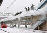 ホームや駅舎の屋根の雪下ろし作業=妙高市田口の妙高高原駅