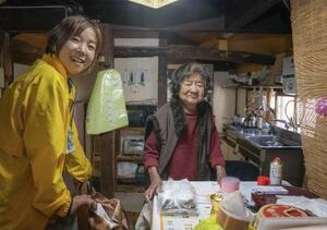　弁当を届けた女性宅で弘瀬温子（左）は「薬はのんだ？」と声をかけ、おしゃべりをする。女性の表情が少し和らいだ＝２０２６年２月、高知県土佐清水市
