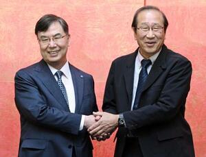 　京都大で行われた対談で握手する、ノーベル生理学・医学賞の坂口志文大阪大特任教授（左）と化学賞の北川進京都大特別教授＝１０日、京都市左京区