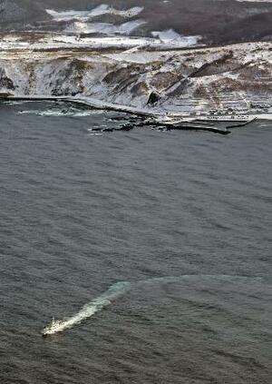 北海道せたな町沖で続く捜索活動=30日