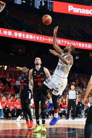 A東京戦でプレーする宇都宮のニュービル(右)=トヨタアリーナ東京