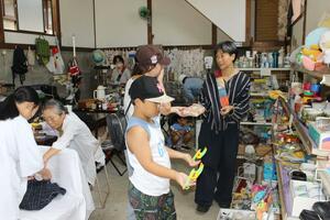 衣服や食器など、さまざまな物が並ぶ「もったいないせんたー」=佐渡市宮川