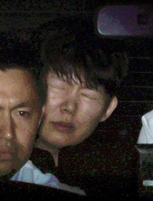 警視庁世田谷署に入るパク・ヨンジュン容疑者(奥)=1日午後