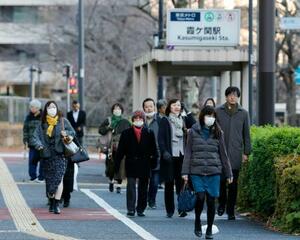 　仕事納めとなる２６日朝、職場に向かう人たち＝東京・霞が関