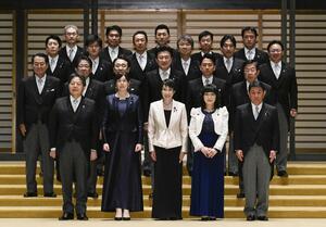 任命式と認証式を終え、写真に納まる高市早苗首相（前列中央）と閣僚ら＝１８日午後９時２３分、宮殿・北車寄