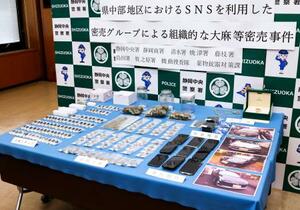 　押収された大麻などの証拠品＝２０日午後、静岡・中央署