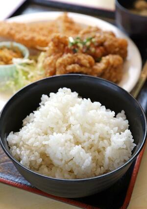 定食のご飯大盛りを無料で提供する「うめこまち」。備蓄米放出による米価の値下がりを期待する=3月10日、新潟市西区
