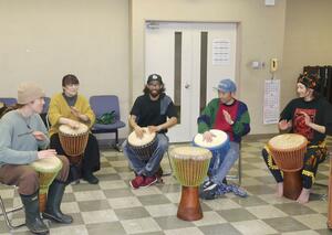 ジャンベの演奏を楽しむ「アフリズム・セッション」のメンバー＝南魚沼市塩沢