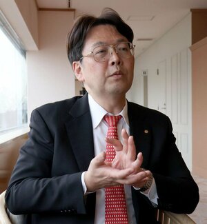 インタビューに答える森下卓九段=3月1日、新潟市中央区の新潟グランドホテル