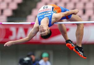 男子走り高跳び決勝 2メートル15を2回目でクリアした長谷川直人=デンカビッグスワン