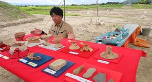 上御殿遺跡の発掘調査で見つかった、日本海側の地域の特徴を持つ土器などの遺物=14日、滋賀県高島市
