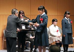 受賞者に表彰状が贈られた「文学・平和アワード」の表彰式＝柏崎市東本町１