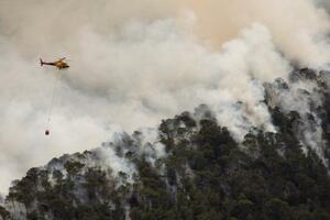 スペイン北東部パウルスの山火事で消火活動を行うヘリコプター=8日(ゲッティ=共同)