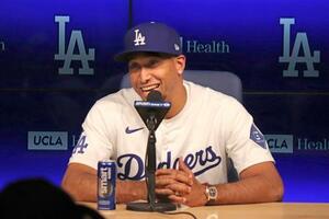 ドジャースの入団会見で笑顔を見せるディアス=12日、ロサンゼルス(共同)