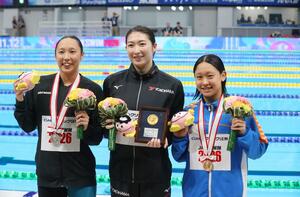 女子５０メートルバタフライで３位に入った清水花峰（新潟医福大・長野ＤＳ中央）（右）。中央は優勝の池江璃花子（横浜ゴム・ルネサンス）＝３月２１日、東京アクアティクスセンター