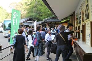 10月の3連休を利用して「史跡佐渡金山」を訪れた観光客=佐渡市相川地区