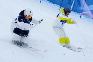 女子デュアルモーグル2回戦 コブを攻める冨高日向子(左)=リビーニョ(共同)