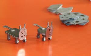 県央工業高校の生徒が作った玩具の一部。田中博代表がＱＲコードを貼り付けて完成し、スペインで販売した＝三条市東本成寺