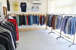 古着の無人店舗の店内。店員の視線がないためゆっくり買い物ができる=柏崎市長浜町