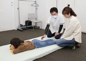 体のゆがみをチェックする親子=アオーレ長岡