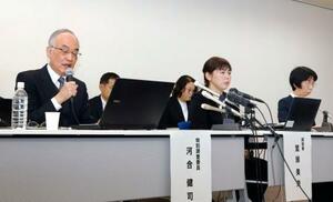 　福井県の杉本達治前知事のセクハラに関する調査結果について、記者会見する特別調査委員の河合健司弁護士（左）。中央は鷲頭美央副知事＝７日午前、福井県庁