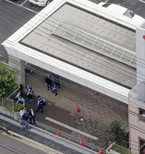 事件があった老人ホームを調べる捜査員=15日、埼玉県鶴ケ島市(共同通信社ヘリから)