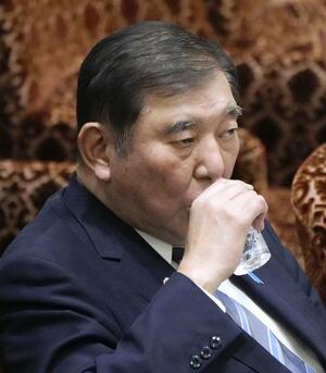 参院予算委の集中審議で水を飲む石破首相=3月14日午後